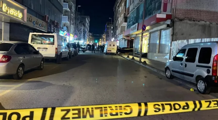 Motosikletli saldırganlar kurşun yağdırdı: 2 ölü, 1 yaralı