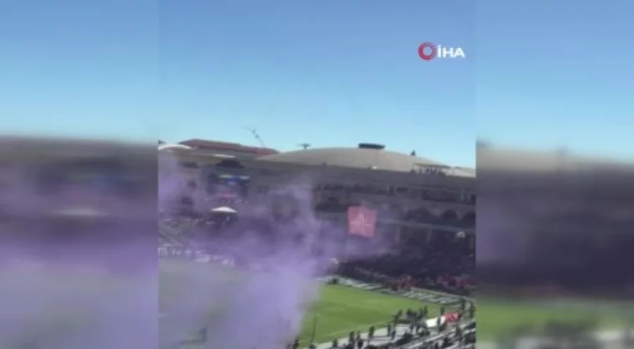 ABD'deki Amerikan futbolu maçı öncesinde bir paraşütçü tribüne çakıldı