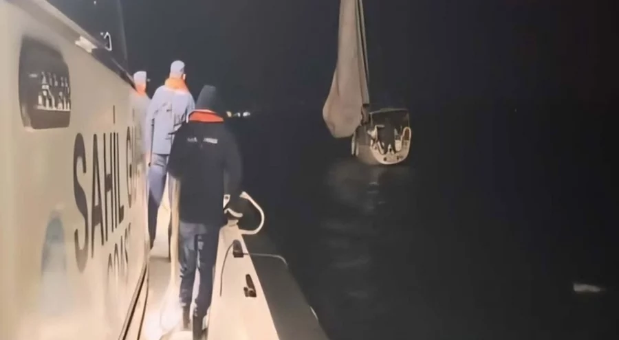 Çanakkale Boğazı'nda sürüklenen tekne kurtarıldı
