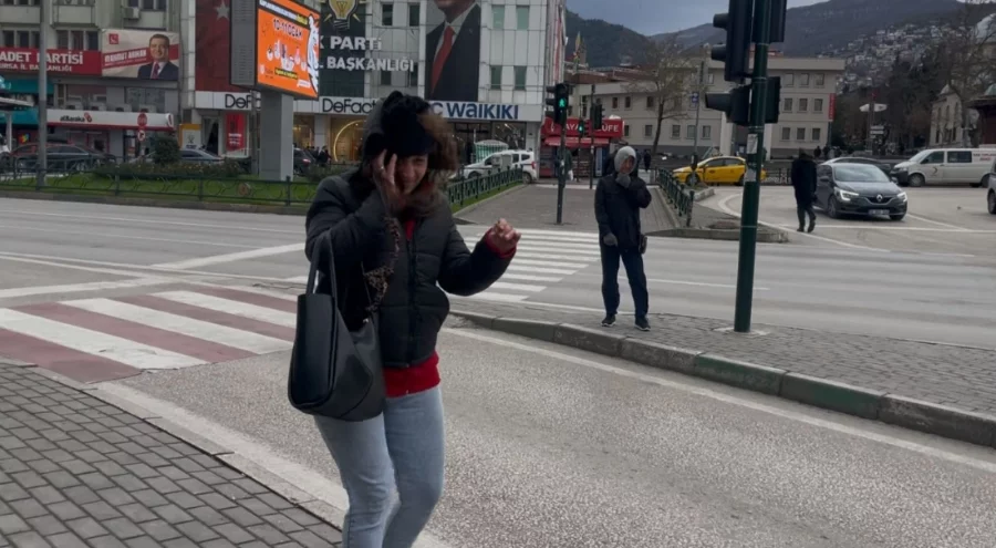 Bursa'yı fırtına vurdu! 75 km hızla esti, hayat durma noktasına geldi