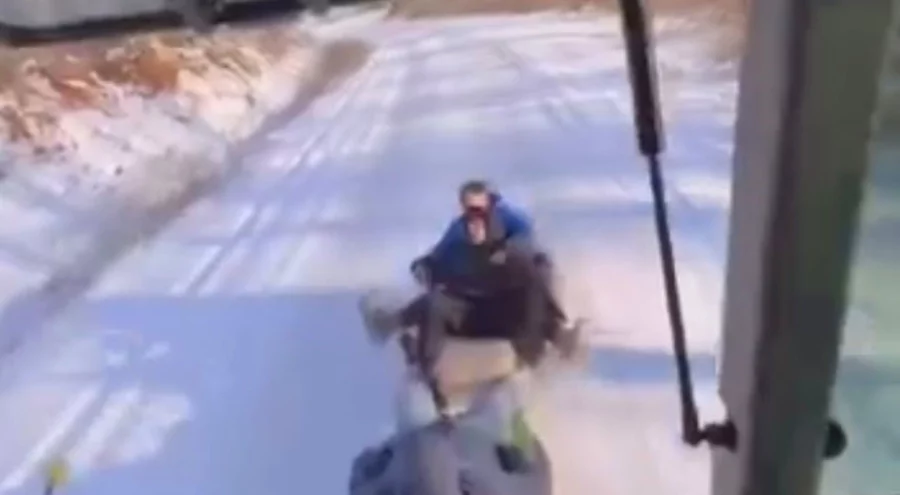 Bursa'da kar eğlenceye dönüştü! Çocuklar traktörle kaydı