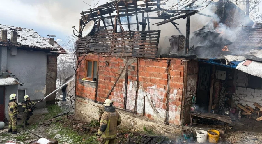 Bursa İnegöl'de tek katlı ev küle döndü