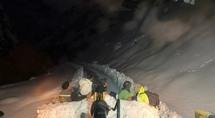 Hakkâri'de mahsur kalan işçiler kurtarıldı