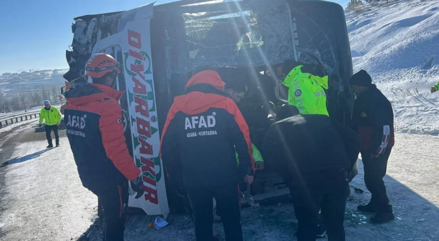 Star Diyarbakır firmasına ait yolcu otobüsü devrildi: 17 yaralı