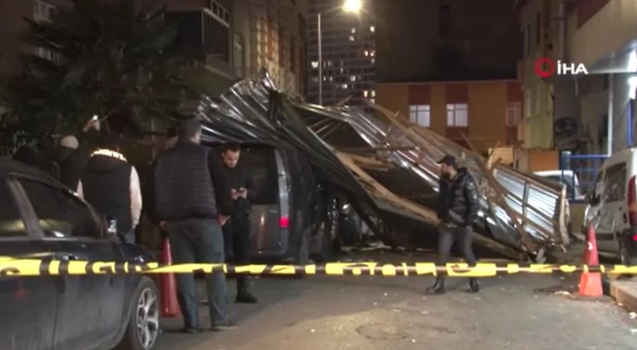 İstanbul'da şiddetli rüzgar çatıyı uçurdu: Araçlar zarar gördü