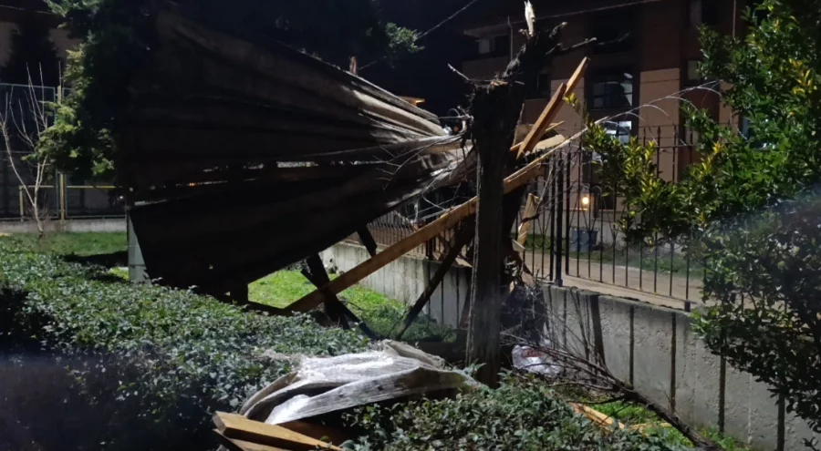 Bursa İnegöl'de şiddetli lodos çatıları uçurdu, araçlar zarar gördü