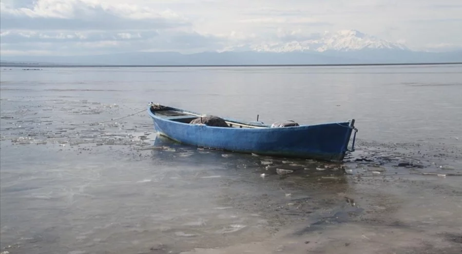 Beyşehir Gölü'nün yüzeyinin bir kısmı buz tuttu