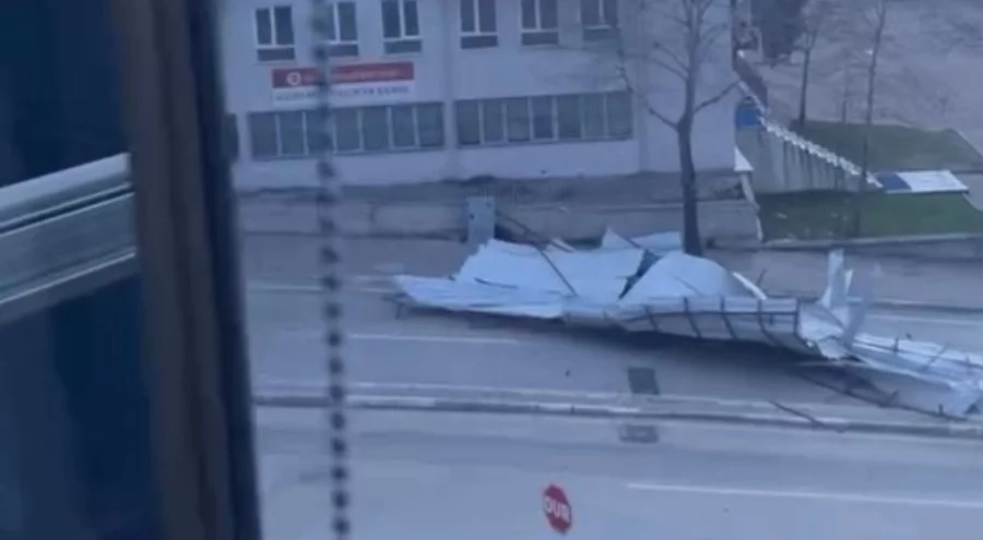 Bursa'da cami'nin çatısı uçtu, yol kapandı