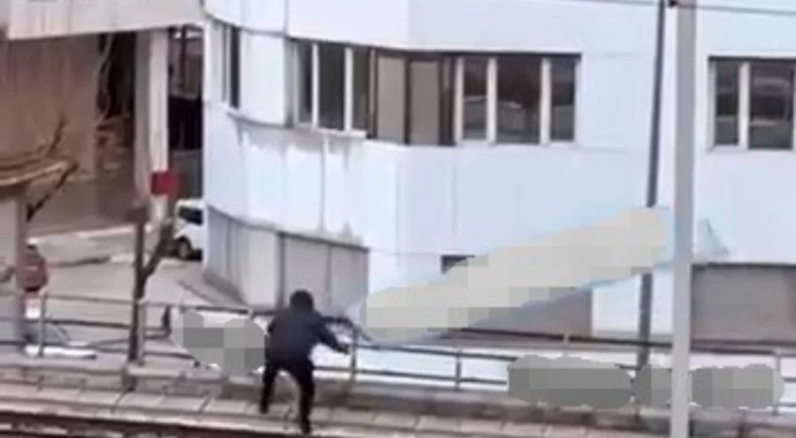 Bursa'da rüzgarın kopardığı tabela metro hattına düştü