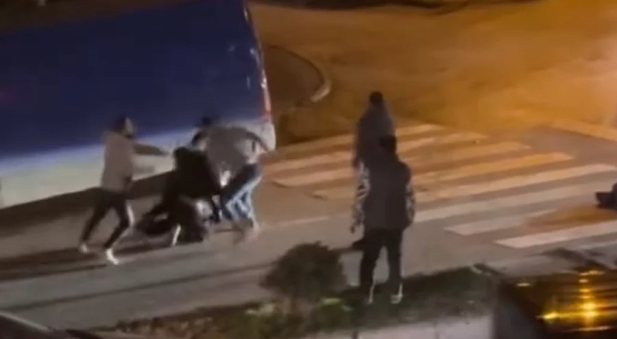 Bursa'da kavga esnasında yola savrulan çocuk yürekleri ağza getirdi!