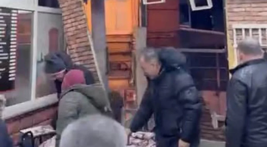 Bursa'da kahvehanenin duvarları parçalansa da oyunlarına devam ettiler