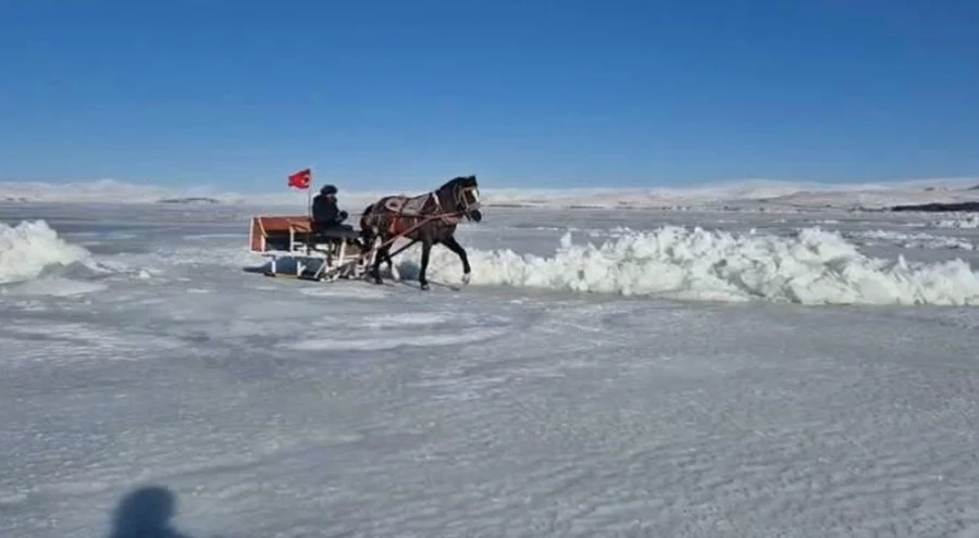 Çıldır Gölü tamamen dondu!