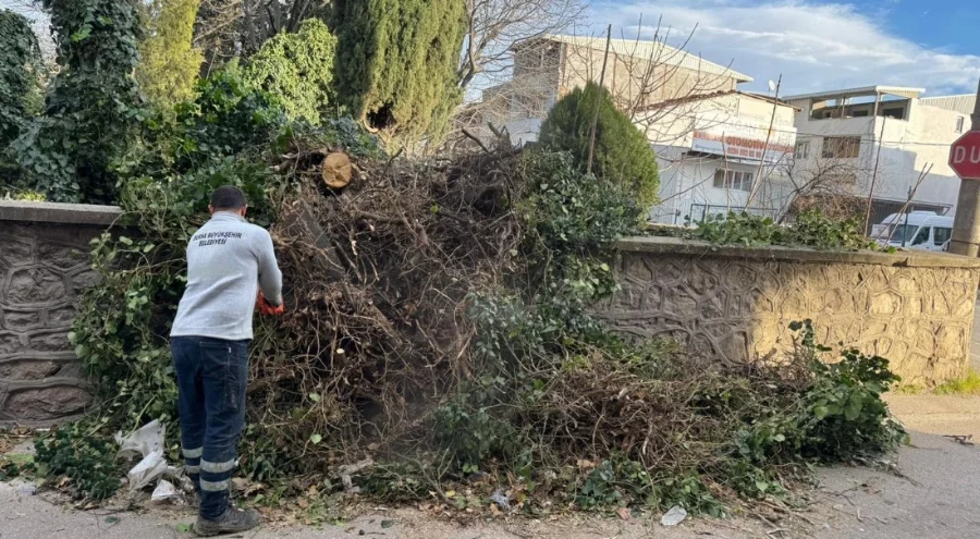 Bursa'da fırtına mesaisi: Büyükşehir ekipleri sahada