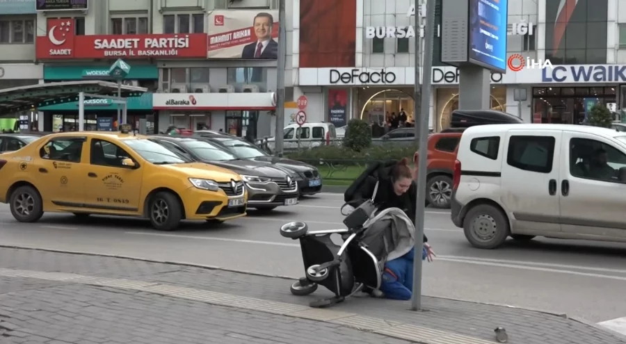 Bursa'da bebek arabası lodosla birlikte sürüklenerek devrildi