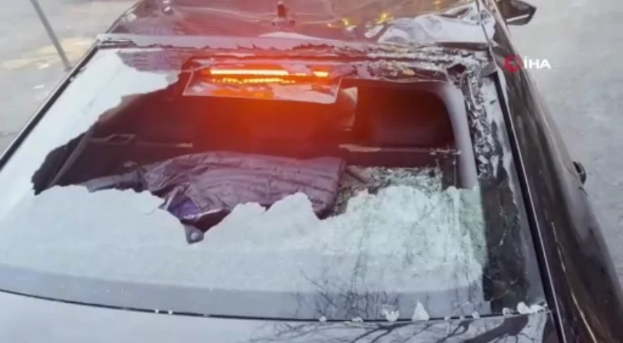 İstanbul Sarıyer'de çınar ağacı otomobilin üzerine devrildi