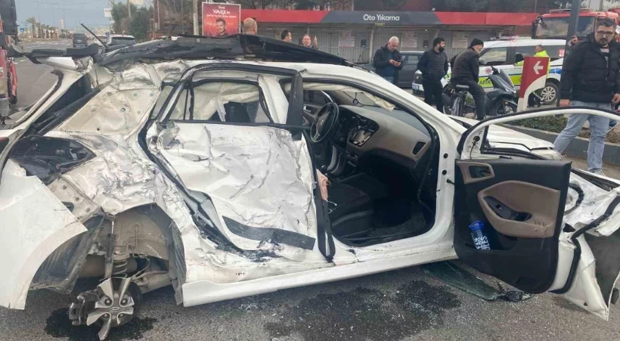 Manisa'da yolcu otobüsü ile otomobil çarpıştı: 3 yaralı