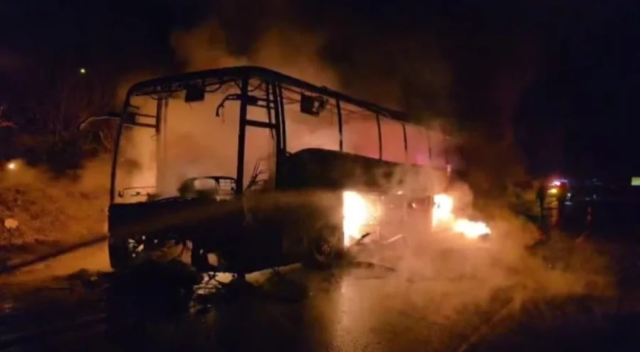 Adana'da yangın çıkan yolcu otobüsü kullanılamaz hale geldi