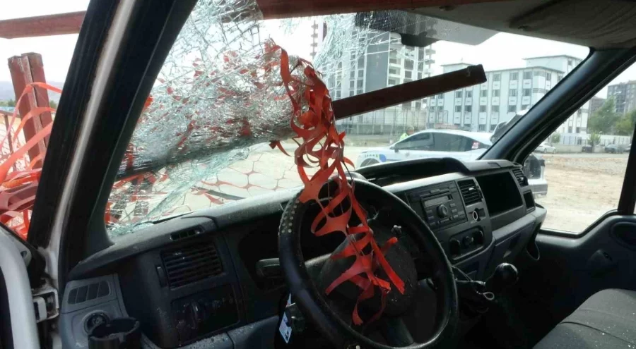 Malatya'da kazada kafasına demir korkuluk saplanan sürücü kurtarılamadı