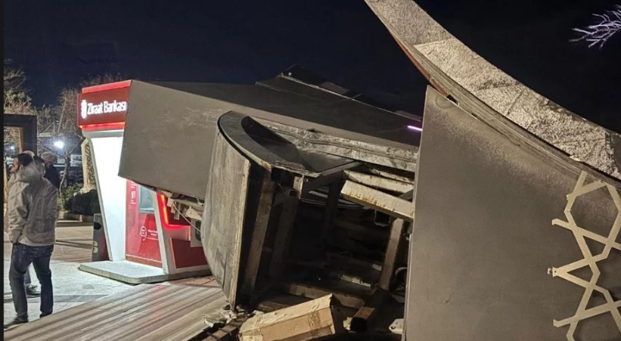 Balıkesir'de şiddetli lodos nedeniyle dev ekran devrildi