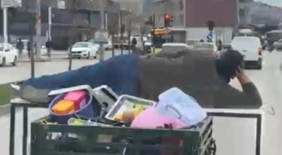 Bursa'da motosikletin arkasında yatarak tehlikeli yolculuk!