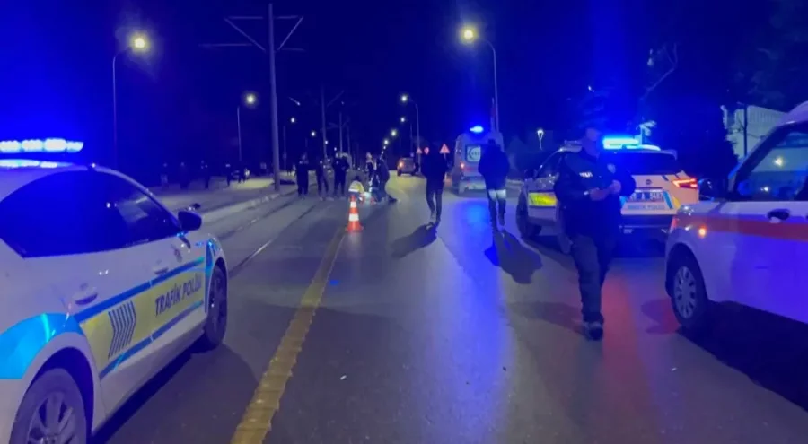 Feci kazada üç ölü! Yarış yapan otomobil yayalara çarpıp kaçtı