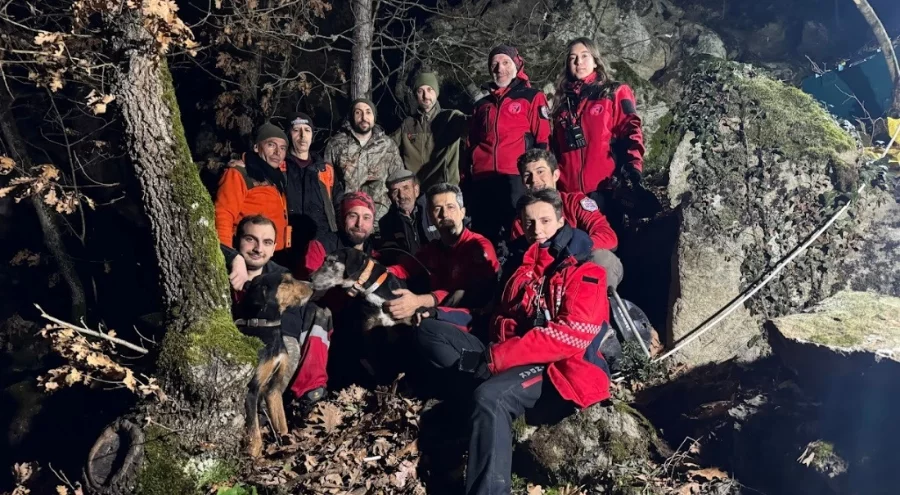 Bursa'da kayalıkta mahsur kalan 2 av köpeği kurtarıldı