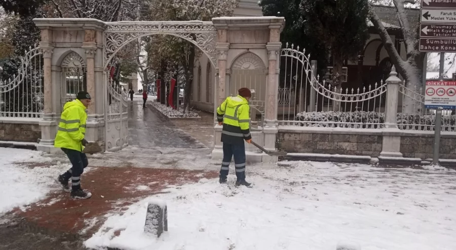 Bursa Büyükşehir Belediyesi, kar ve lodosa geçit vermedi