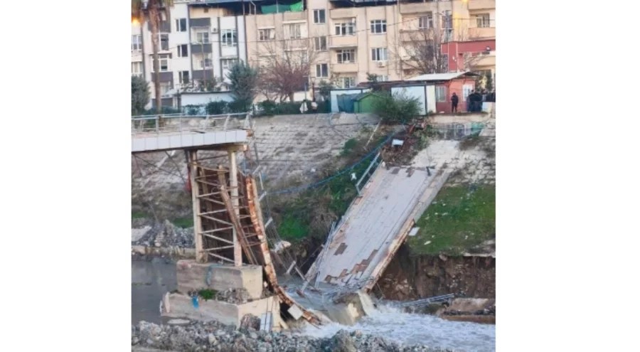 Hatay'da bulunan Asi Nehri üzerindeki yaya köprüsü çöktü