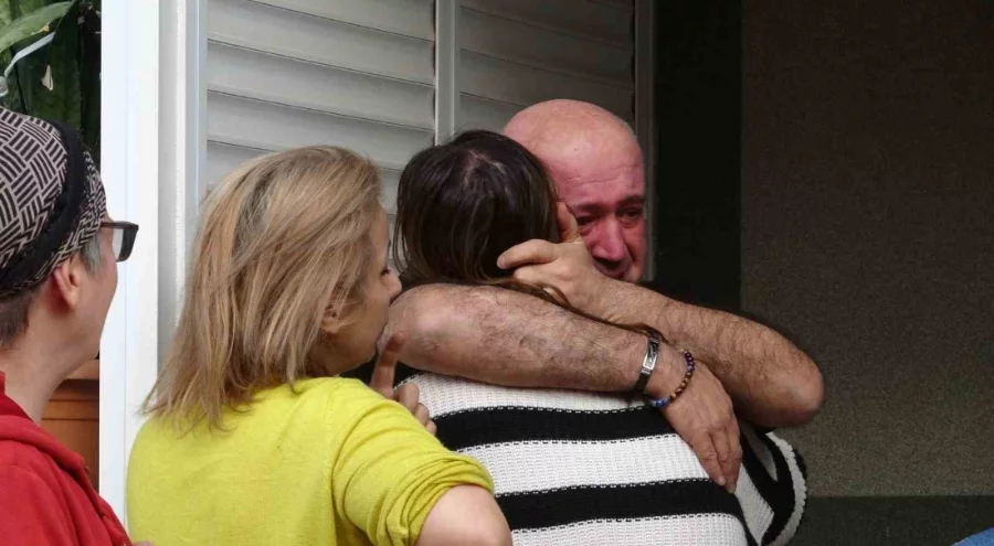 Evleri yanan genç kadını anne ve babası sarılarak teselli etti