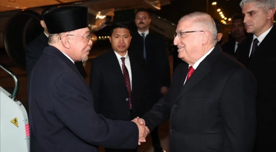 Bakan Yaşar Güler, Malezya Başbakanı Enver İbrahim'i karşıladı