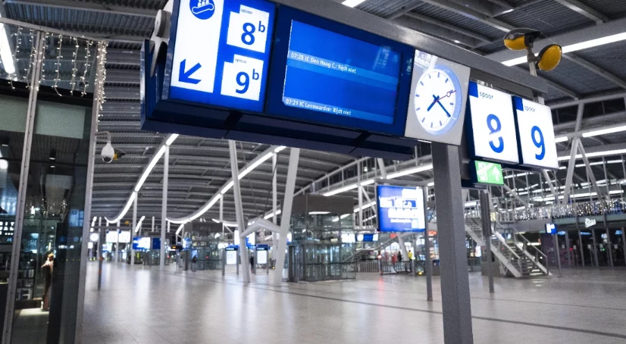 Hollanda'da kar yağışı tren seferlerini durdurdu, 300 uçuş iptal edildi