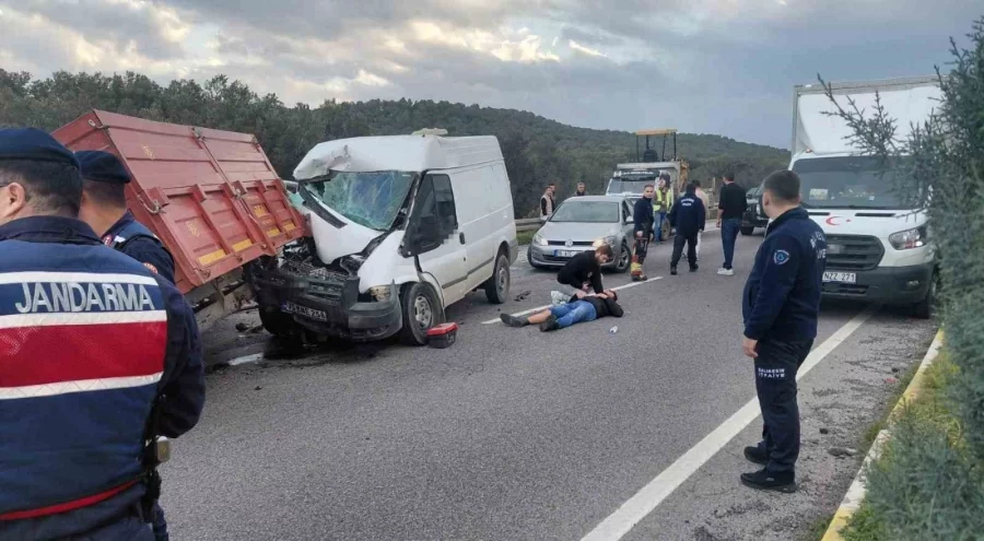 Balıkesir'de trafik kazası: 4 kişi yaralandı