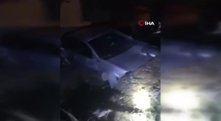 Hemzemin geçitte tren ile otomobil çarpıştı