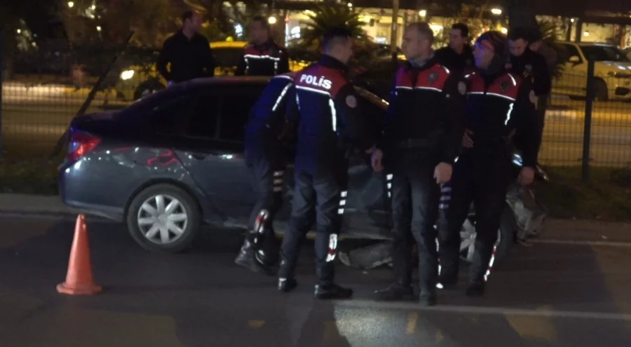 Antalya'da 'dur' ihtarına uymayan sürücü dehşet saçtı: 4 araca çarpıp yaralandı