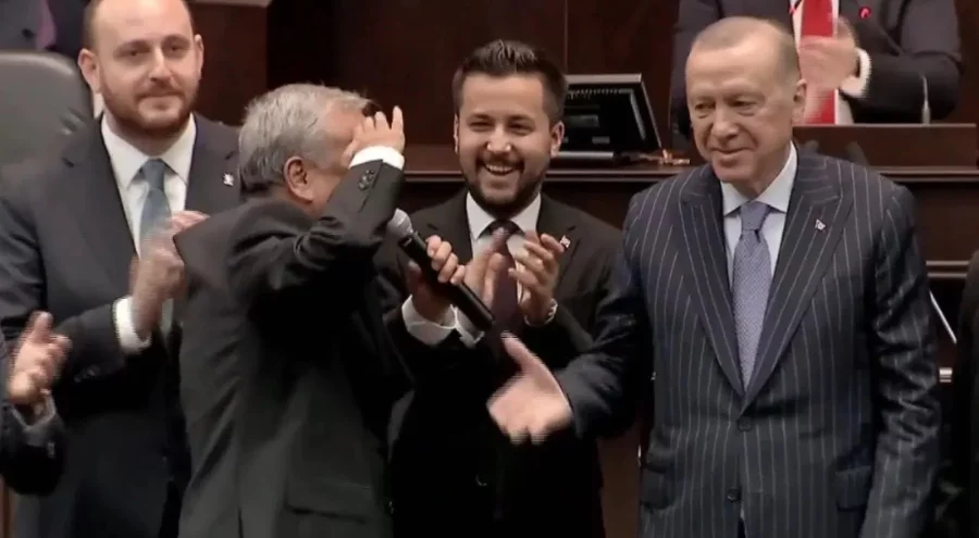 Cumhurbaşkanı Erdoğan rozetlerini taktı: 3 vekil AK Parti'ye katıldı