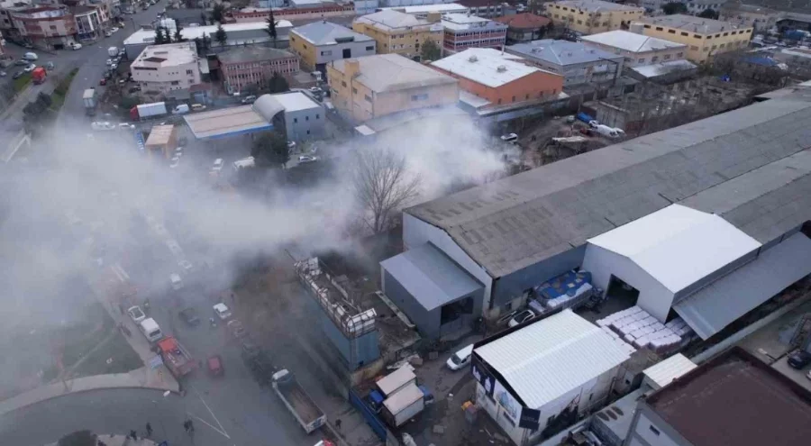 Avize atölyesinin deposunda yangın: Ekipleri duvarı balyozla kırarak yangına müdahale etti