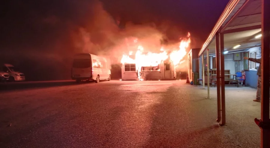 Mudanya'da minibüs duraklarında yangın! 20 minibüs son anda kurtarıldı