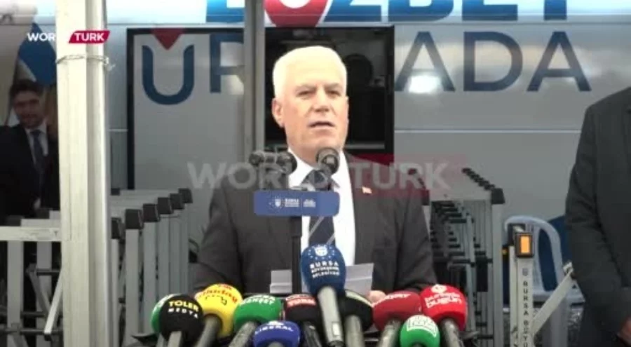 Bursa Büyükşehir Belediye Başkanı Mustafa Bozbey'e saldırı girişimi kamerada