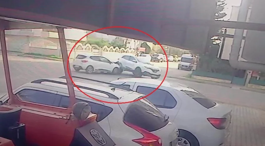 Antalya'da kontrolsüz kavşakta otomobiller çarpıştı: 2 yaralı