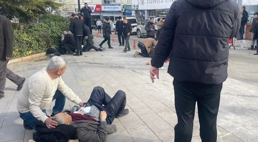 Baba ve 3 oğlu sokak ortasında silahla vuruldu: Yaralılardan 3'ünün durumu ağır