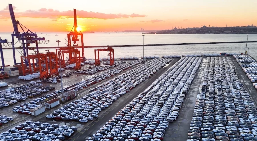 İthal otomobiller Haydarpaşa Limanı'nı doldurdu