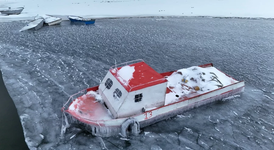 Nazik Gölü kısmen dondu, balıkçı tekneleri buzlar arasında kaldı