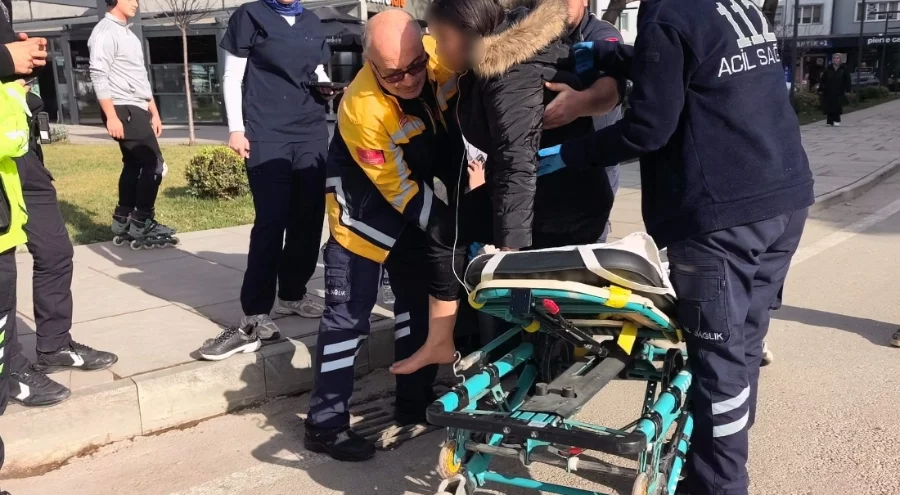 Bursa'da yaya geçidinden geçen 2 kadına otomobil çarptı