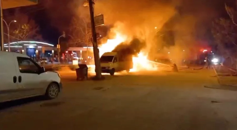 Bursa'da yangın paniği: Baraka ve minibüs alev topuna döndü