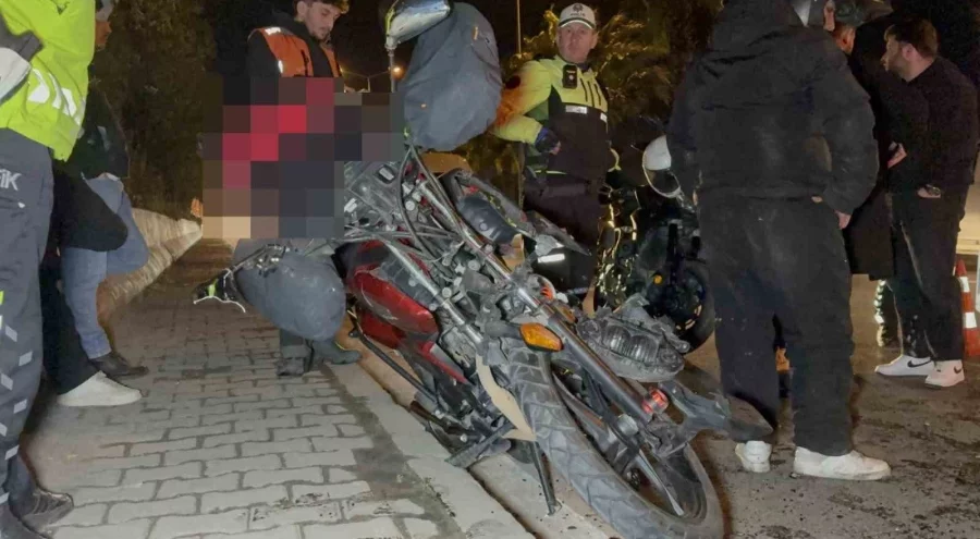 Motosiklet servis minibüsüne çarptı: 1 yaralı