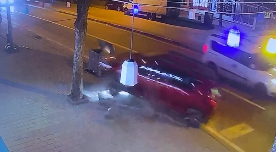 Bursa'da fren yerine gaza basan sürücü kazaya neden oldu