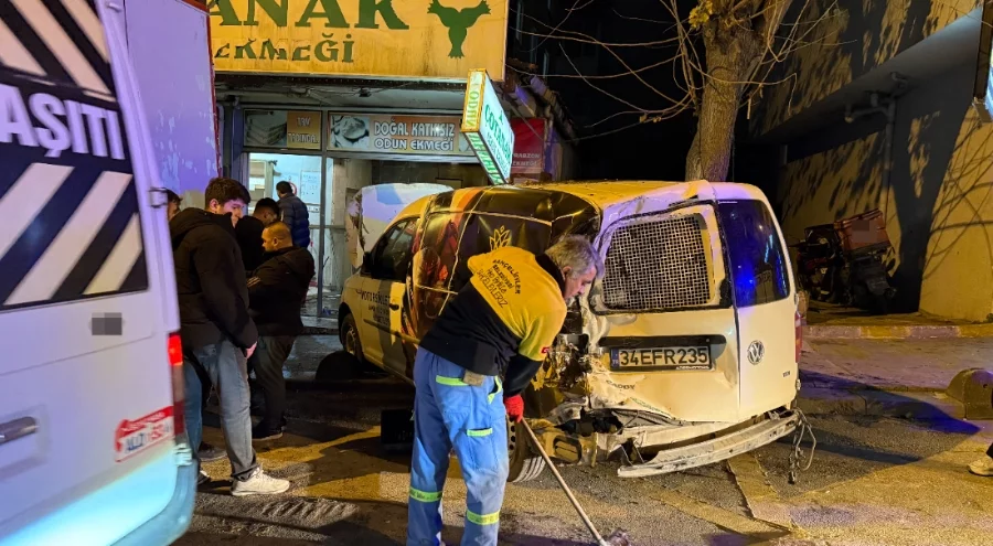 İstanbul Bahçelievler'de kamyonun çarptığı araç fırına girdi