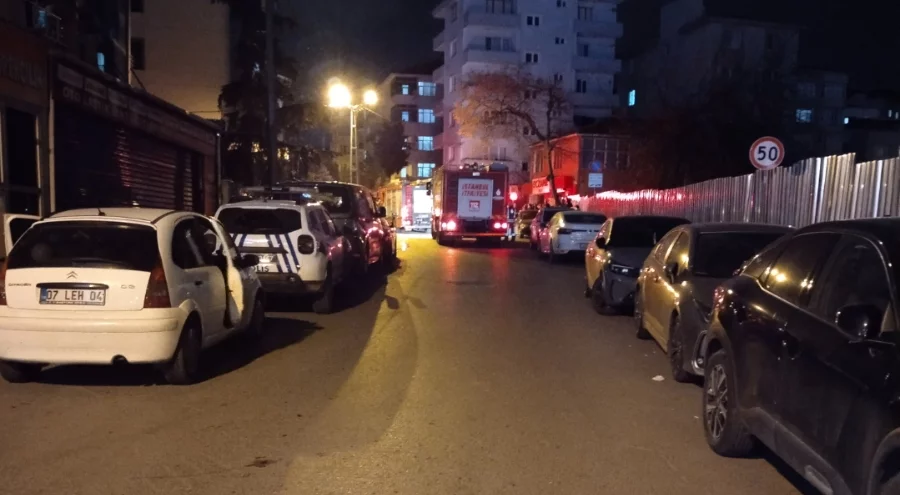 İstanbul Kartal'da 5 katlı binanın çatısında yangın