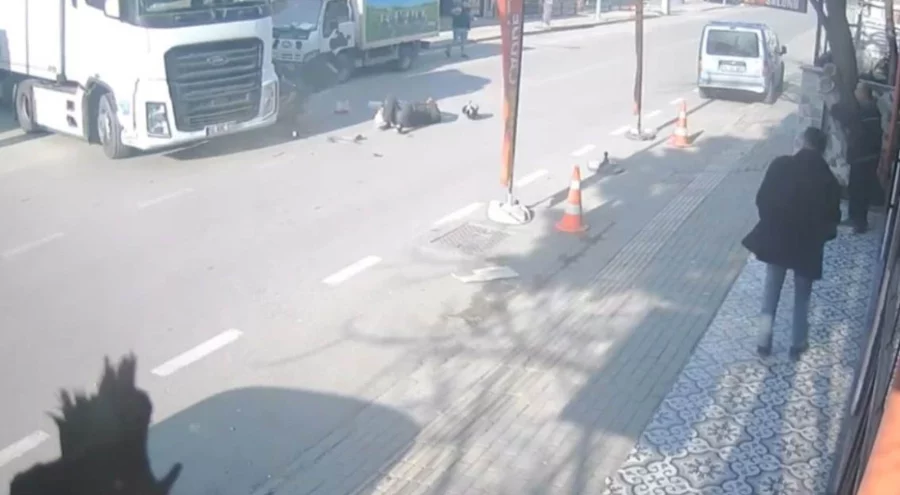 Bursa'da anayola çıkan tıra, motokurye böyle çarptı