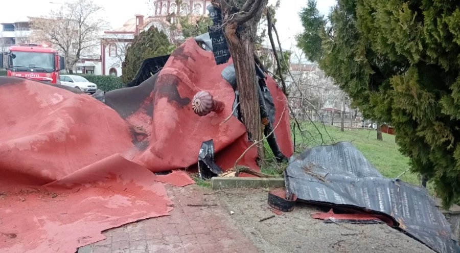 Bursa'da şiddetli lodos çatı uçurdu